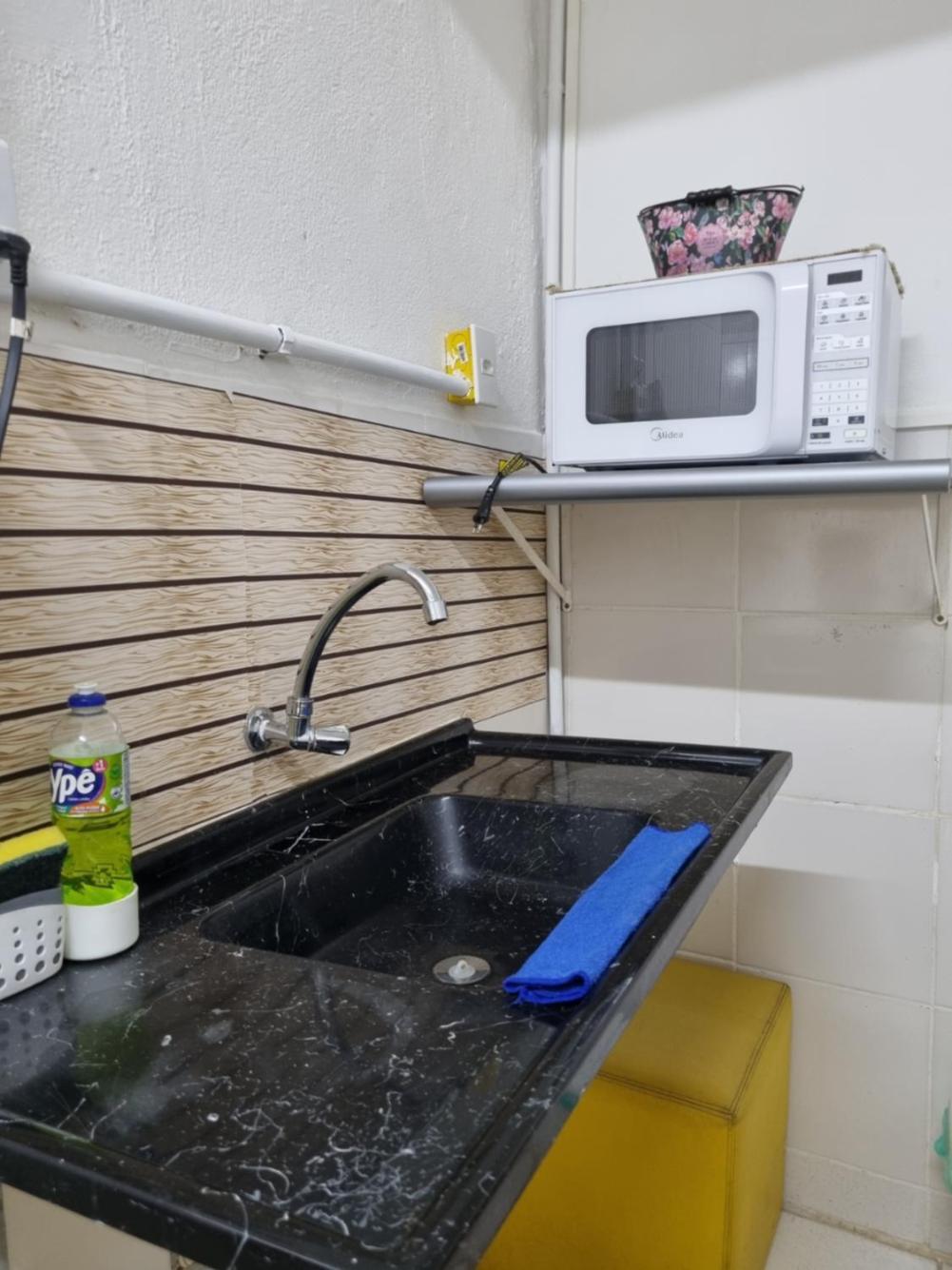 Quarto com 2 Camas de Solteiro e Banheiro Privativo